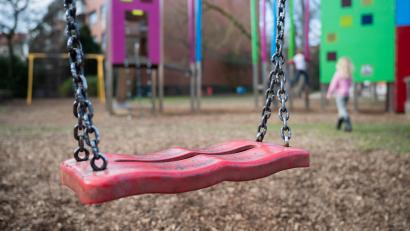 Symbolbild: Julian Stratenschulte/dpa
Nach dem Vorfall auf einen Spielplatz sucht die Polizei Zeugen.