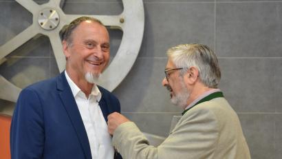 Bild: dob
Mit seinem Abschied aus dem aktiven Berufsleben erhält Raiffeisenbank-Vorstandsvorsitzender Karl Völkl (links) von Regionalbetreuer Franz Penker (rechts) die höchste Auszeichnung des Genossenschaftsverbandes Bayern: die Goldene Ehrennadel.