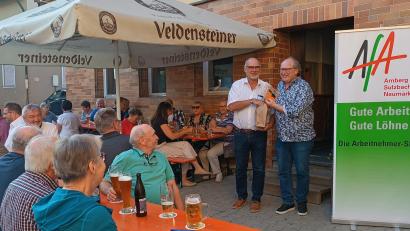 Bild: AfA/exb
Dr. Armin Rüger (stehend, rechts) referiert beim Gasthaus Ramm in Neukirchen zur Krankenhausreform. Links neben ihm AfA-Vorsitzender Karl-Heinz König.