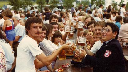 Bild: Archiv Werner Robl
Der jetzige Bürgermeister der Marktgemeinde Wiesau, Toni Dutz (Zweiter von rechts) war beim ersten Bürgerfest JU-Vorsitzender und 22 Jahre alt.