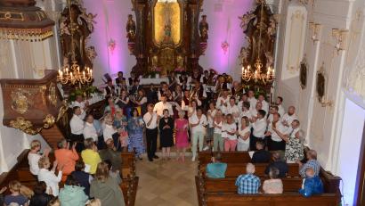 Bild: bey
Mit dem "Pleysteiner Marsch" verabschieden sich alle Mitwirkenden der Serenade in der Kreuzbergkirche von einem begeisterten Publikum. Beim "Pleysteiner Marsch" stehen die Besucher auf und singen mit.