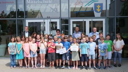 Bild: Klinikum/Dietl/exb
Pfarrer Josef Irlbacher (links), Pastoralreferent Stefan Dotzler (rechts) und die Kinder übergeben 1200 Euro an Oskar Schmidt von Flika und Karin Borchers vom Kinderpalliativteam.
