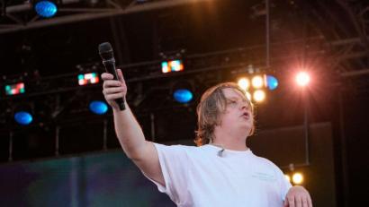 Bild: Scott Garfitt/Invision/AP/dpa
Lewis Capaldi beim Glastonbury Festival. Der Schotte hatte Stimmprobleme - da sprang das Publikum für ihn ein.