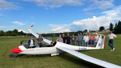 Bild: Katrin Rogenhofer, LSG Amberg
Der Arcus T des Luftsportverbands Bayern am Amberger Flugplatz: Der Doppelsitzer begeisterte die Amberger Piloten restlos.