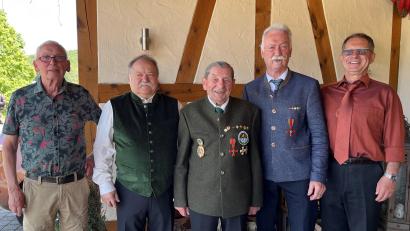 Bild: Brigitte Brunner/exb 
Gauschützenmeister Heiner Fraunholz (von links), Ex-Landessportleiter Ludwig Mayer, den Jubilar Josef Lotter, OSB-Präsident Franz Brunner und Sohn Josef Lotter (Sportleiter SG Neumühle).