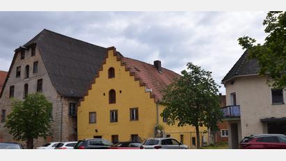 Bild: bö
Für verschiedene Sanierungs-Objekte im Bereich der Hammerstraße hat der Marktgemeinderat entschieden, ob sie im Städtebauförderprogramm bleiben sollen. Für das Goldener-Anker-Gebäude, das Stufengiebelhaus und das Leuthner-Anwesen nahm das Gremium die Anträge für Fördermittel zurück.