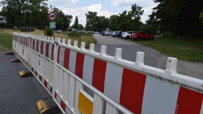 Bild: szl
Der Parkplatz Fischhofpark gegenüber dem Landratsamt Tirschenreuth wird ausgebaut. Deshalb ist das Areal bis voraussichtlich Oktober diesen Jahres gesperrt.