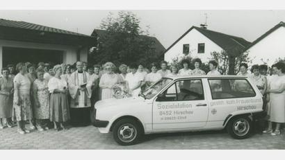 Bild: Archiv Schulz
1988 stiftete der Hirschauer Frauenbund der Caritas-Sozialstation das erste von insgesamt zwölf Autos, sieben davon während der Amtszeit von Rosa Stoll. Im Bild in der vorderen Reihe Rosa Stoll (Dritte von links), Stadtpfarrer Edwin Völkl (Vierter von links) und Betty Bösl (Fünfte von links).