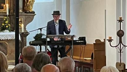 Bild: Michael Jung/exb
Der deutsche Liedermacher Siegfried Fietz begeistert die Besucher in der Flossenbürger Kirche mit einfühlsamen Liedern.