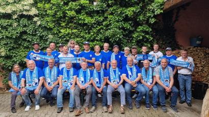 Bild: kro
Zahlreiche langjährige Mitglieder ehrten die Löwenfreunde Waldsassen. Im Bild (sitzend, von links) Bianca Heller, Karl-Heinz Friedrich, Werner Ernstberger, Reinhard Heller, Klaus Birkner, Manfred Schreiner, Fritz Pausch, Manfred Bäumler, Siegbert Vogt und Uwe Wisotzki sowie (stehend, von links), Johannes Kirchner, Benjamin Heller, Thomas Köstler, Matthias Menzel, Rupert Gruber, Hans Gleißner, Jens Mogge, Markus Schwägerl, Martina Haberkorn, Helmut Rüth, Markus Strobl, Josef Bauer, Stefan Gatter, Nicolas Ernstberger, Lucas Ernstberger, Thomas Härl und Günther Heß.