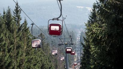 Archivbild: Daniel Vogl/dpa/Archivbild
Die Südbahn der Seilschwebebahn fährt von Fleckl auf den Ochsenkopf. Während die neue Seilbahn auf der Nordseite noch in diesem Jahr Wintersportler transportieren soll, ist die Fertigstellung der Südseite für Dezember 2024 vorgesehen.