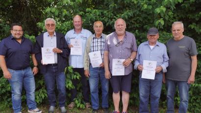 Bild: bkr
Vorsitzender Willi Stahl (rechts) und Bürgermeister Thomas Kaufmann überreichten Urkunden an Josef Hecht, Roland Schäffler, Johann Busch, Winfried Burkhard und Bernhard Weber (von links).
