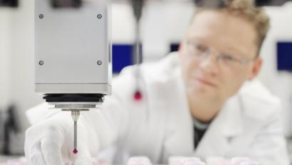 Bild: Berthold Steinhilber/exb
Für die Produktion keramischer Produkte für die Medizin ist langjährige Erfahrung unabdingbar.