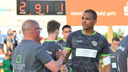 Bild: Sportfoto Zink/Wolfgang ZInk
Das Relegationsspiel bei der SpVgg Ansbach war sein letztes im Trikot der DJK Gebenbach: Kapitän Julian Ceesay (rechts) verabschiedet sich aus der Bayernliga.