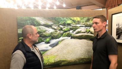 Bild: wro
Matthias Kunz (rechts) beim Fachsimpeln mit dem Vorsitzenden der Wasserwacht Wiesau, Wolfgang Bauer.