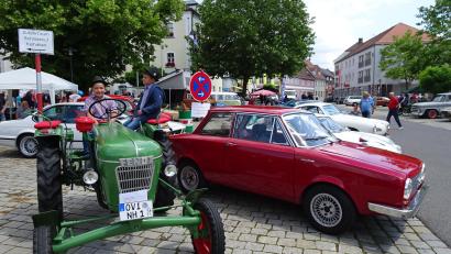 Bild: hm
92 Oldtimer waren beim Inklusionsfest des VdK-Ortsverbands Pfreimd am Samstag auf dem Pfreimder Marktplatz zu sehen.