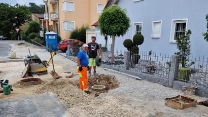 Bild: Thomas Dobler
Sie bringen die Fernwärme ganz praktisch zu den Menschen: Männer einer örtlichen Baufirma, die im Stadtosten von Schwandorf gerade die letzten Arbeiten an neuen Hausanschlüssen erledigen.