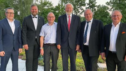 Bild: Lions Club Weiden/exb
Führungswechsel beim Lions Club Weiden mit (von links) Neumitglied Dr. Rainer Gallersdörfer, Präsident Bastian Braun, Sekretär Prof. Alexander Schuh, Pastpräsident Gerard Ivey-Frank, Vizepräsident Elmar Grosser und Hilfswerk-Vorsitzendem Dr. Elmar Baumer.