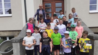 Bild: Manfred Kopp/exb
Die Klassen 2a und 3a der Grundschule Plößberg waren zu Besuch im Glasschmelzofenmuseum.