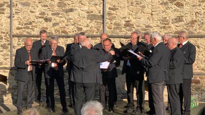 Bild: Stadt Schönsee/exb
Der Gesangverein Schönsee ist eine Bereicherung für die "Abendklänge". Und für eine vorbeikommende Radlergruppe gibt es noch ein Extra-Konzert.