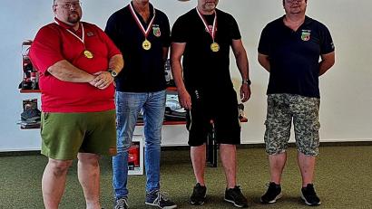 Bild: R. Kreuzer
Die Erstplatzierten der drei Disziplinen. André Schröder, Stefan Fuchs und Thomas Koller (von links) und Erster Vorsitzender Michael Nickl (rechts).