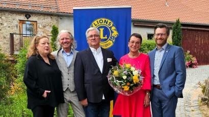 Bild: Max Rauch/exb
Andrea Schubert, Hubert Schober, Leslaw Ostaszewski, Petra Helgert und Christoph Emanuel Skutella (von links) beim Führungswechsel auf dem Schafferhof.