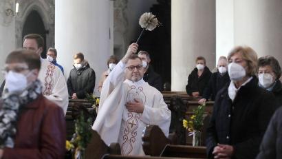 Archivbild: Wolfgang Steinbacher
Seit 25 Jahren ist Markus Brunner, Stadtpfarrer von St. Georg, Priester. Auf dem Bild feiert er den Ostergottesdienst.