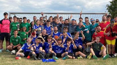 Bild: gri
Die Freudenberger Landjugend (blaue Trikots) freut sich über den Turniersieg.