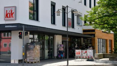 Bild: Petra Hartl
Rot-weiße Reklametafeln machen auf die jüngste Geschäftseröffnung in Sulzbach-Rosenberg aufmerksam: Im Erdgeschoss des Storg-Gebäudes gehen mittlerweile beim KiK-Textilhändler Kunden ein und aus (rechte Tür, auch der Holzvorbau gehört dazu), der Eingang gleich links daneben führt zur Zahnarztpraxis.