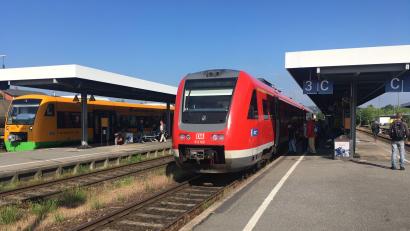 Symbolbild: ihl
Die Züge werden derzeit laut DB an den Bahnhöfen zurückgehalten.