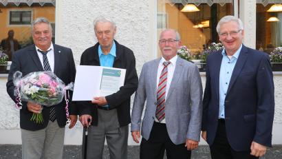 Bild: JOCHEN NEUMANN 
ERBENDORF
Willi Müller (zweiter von links) erhielt die Große Ehrennadel des Verbandes bayerischer Wohnungsunternehmen. Überreicht wurde diese Auszeichnung von (von links) Vorstandsvorsitzenden Dieter Döppl, Aufsichtsratsvorsitzenden Anton Hauer und Bürgermeister Johannes Reger.