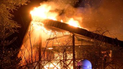 Symbolbild: Kai Moorschlatt/dpa
Ein 18-Jähriger´soll sich in Regenstauf der Brandstiftung schuldig gemacht haben. Auch ein Dachstuhl soll deshalb Feuer gefangen haben.
