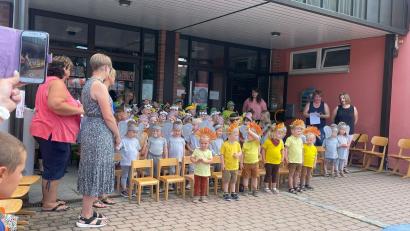 Bild: Sibylle Schwarzmeier/exb
Die Buben und Mädchen zeigen mit dem Kindergarten-Team eine Aufführung.