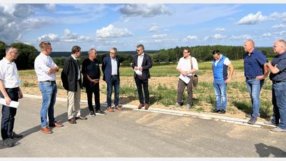 Bild: sns
Bauleiter Norbert Nietfeld (von links), Stadtrat Thomas Albang (CSU), der Vorsitzende der Nordostgruppe Klaus Zeiser, die Stadträte Erich Schmid (SPD) und Martin Scharf (FWG), Bürgermeister Martin Birner, Planer Wolfgang Vetter, Werner Schärtl von den Stadtwerken, Bauunternehmer Helmut Seebauer und Geschäftsstellenleiter Georg Keil geben nach Abschluss der Erschließungsarbeiten den Startschuss. Nun können die Grundstücksbesitzer loslegen.