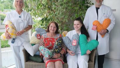Bild: Klinikum/Dietl/exb
Sabine Presl (von links), Elfriede Auer, Lea Zenger und Chefarzt Dr. Thomas Papathemelis mit den Kissen.