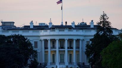 Bild: Shen Ting/Xinhua/dpa
Die verdächtige Substanz war am Sonntag in einem Eingangsbereich im Westflügel der Regierungszentrale in Washington entdeckt worden.