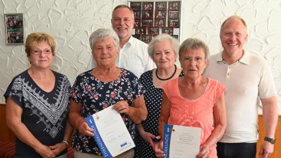 Bild: gf
Langjährige Mitglieder des VdK Schnaittenbach werden geehrt (von links): Vorsitzende Renate Bruckner, Maria Dagner, Pfarrer Thomas Irlbacher, VdK-Kreisvorsitzende Marianne Kies-Baldasty, Hildegard Fruth und Bürgermeister Marco Eichenmüller.