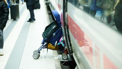 Symbolbild: Annette Riedl/dpa
Ein Paar hat in München versehentlich die einjährige Tochter in einem Zug nach Prag zurückgelassen.