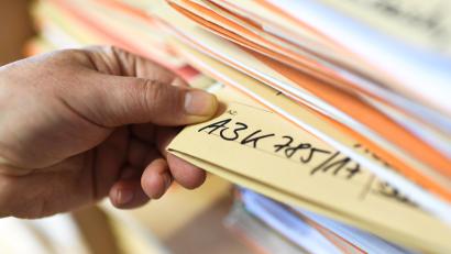 Symbolbild: Felix Kästle/dpa
Nicht nur bayernweit steigt die Zahl der eingängigen Asyl-Verfahren gerade wieder leicht an – auch das Regensburger Verwaltungsgericht befasst sich derzeit wieder vermehrt mit Asylbewerbern.