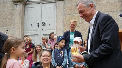 Bild: abi
Pfarrer Christoph Schmidt geht nach 23 Jahren Dienst in Marktredwitz in den Ruhestand. Ihm zu Ehren fand am Sonntag eine große Abschiedsfeier im Pfarrhof statt.