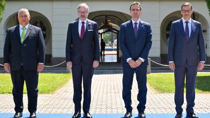 Symbolbild: Álek Václav/dpa
Wie einig sind sie sich noch? Die Ministerpräsidenten der vier Visegrád- Staaten: Viktor Orban aus Ungarn (l), der Tscheche Petr Fiala, Ludovit Odor aus der Slowakei und der Pole Mateusz Morawiecki.