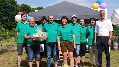 Bild: ag
Mit einem bunten Sommerfest feiert der Kleingartenverein Hirschau seinen 100. Geburtstag. Dabei wird auch die Leistung einiger verdienter Mitglieder gewürdigt (von links): Stefan Walch, der ehemaliger Vorsitzende Erwin Zach, Angelo Weber, Vorstandssprecher Albert Sterk, die ehemalige Vorsitzende Maria Lang, Markus Auer, Stefanie Zetzlmann, Sabine Heindl und Bürgermeister Hermann Falk.