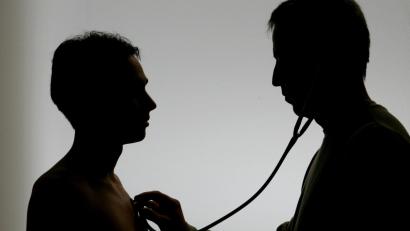 Bild: Soeren Stache/dpa
Herz-Kreislauf-Erkrankungen sind die häufigste Todesursache in Bayern. 2020 sind laut dem bayerischen Gesundheitsministerium 6455 Menschen infolge eines Herzinfarkts gestorben.