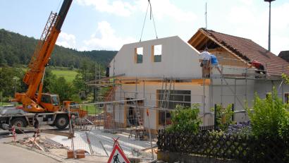 Bild: pop
Mehrere Jahre ziehen sich die Arbeiten zum Bau eines neuen Gerätehauses für die Feuerwehr Emhof hin. Es ist für den Verein ein Höhepunkt, als 2016 das Gebäude offiziell in Betrieb genommen werden kann.