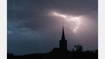 Symbolbild: Nicolas Armer/dpa
Der DWD warnt am Mittwoch vor starken Unwettern in der Oberpfalz.
