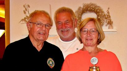 Bild: R. Kreuzer
Schützenmeister Franz Fuhrmann (links) ehrt Karl Schmid (Zweiter Schützenmeister und Gewinner der Meisterscheibe) sowie Doris Zetzl (Gewinnerin des Johanni-Pokals).
