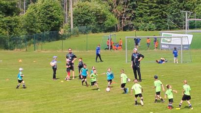 Bild: gis
Der Sonntag stand im Zeichen des Sports. Auf dem Sportgelände wimmelte es vor begeisterten Nachwuchskickern.