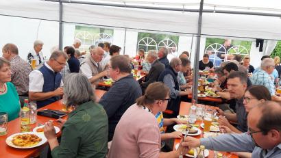 Bild: Andrea Egeter/exb
Das Pfarrfest in Neuhaus ist bestens besucht.