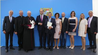 Bild: Harald Beitler/exb
Pilgerführer Bernhard Meiler (Mitte, mit Umschlag) nahm die Auszeichnung mit Freude entgegen. Begleitet wurde der Pilgerführer von Regensburgs Bischof Rudolf Voderholzer (mit Preis in der Hand) und dem Geistlichen Beirat Pfarrer Hannes Lorenz aus Nabburg (Zweiter von links).