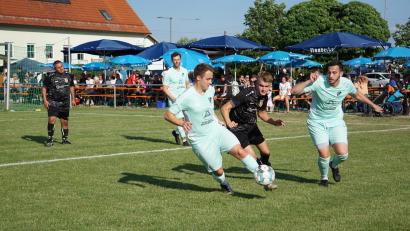 Bild: Anja Belmer/exb
Die Köferinger Tim Troidl (vorne links) und Florent Sejdiu (rechts) im Duell mit einem Kümmersbrucker Gegenspieler. Das Endspiel des Gemeindepokal-Turniers wurde im Elfmeterschießen entschieden.